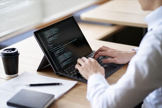 東京でSEOに強いホームページを作るには、単なる制作業者ではなく、長期的なビジネスパートナーとして伴走してくれる会社を選ぶことが大切です。上記のポイントを参考に、複数の制作会社から相見積もりを取り、比較検討することをお勧めします。