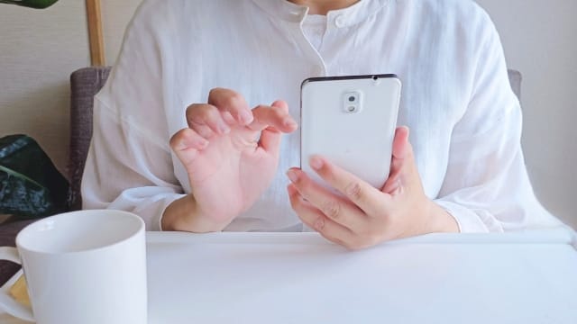 5. スマホ中心のユーザーに最適化
大野城市の地域顧客も、スマホで情報を確認するケースが増えています。LINE連携は、スマホユーザーに直結する導線です。
ポイント
LINEボタンをホームページの目立つ位置に設置
ボタン一つで友だち登録や問い合わせが可能
スマホでの操作性を考慮したデザイン
効果:操作の手間を減らすことで、顧客がアクションを起こしやすくなります。