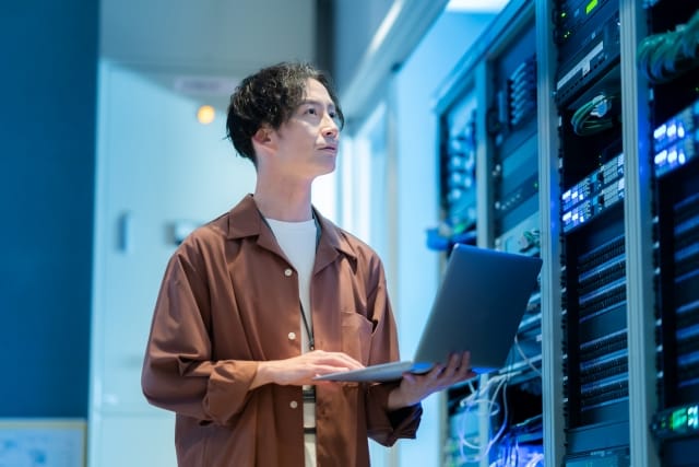 1. SSL化(HTTPS)の導入
SSL化は、サイトとユーザー間の通信を暗号化する基本的なセキュリティ対策です。
ポイント
URLが「http://」ではなく「https://」で始まる状態にする
サイト全体をSSL化して通信を保護
SSL証明書は信頼性の高いものを選択
効果:フォーム送信やログイン情報などの情報を安全に保護でき、Google検索でも評価が向上します。