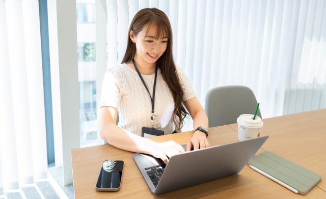 福岡県大野城市の中小企業や店舗では、急ぎでホームページを制作したいケースもあります。新サービスの開始やキャンペーン、リニューアルなど、短期間でサイトを公開する必要がある場合、品質を犠牲にせず完成させられるかがポイントです。
では、短納期で高品質なホームページ制作は可能なのでしょうか。ここでは、そのポイントや方法を解説します。