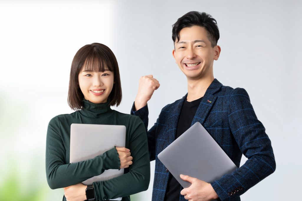 私たちは、お客様の目的やターゲットに合わせ、デザイン性と情報設計を両立したパンフレットを制作します。

美しいレイアウト、統一感のあるビジュアル、読みやすい文章で、手に取った人の心に響く一冊をご提案します。