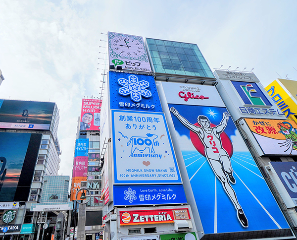 信頼感とプロフェッショナリズムを伝える看板で、企業ブランドを強く印象付けます。ビジネスの顔として相応しいデザインを。