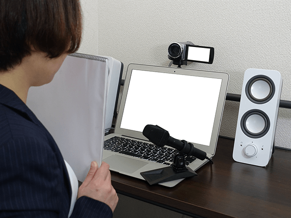  社は、商品やサービスの魅力を最大限に引き出す動画制作を行っています。企画から撮影、編集、配信までワンストップで対応し、視聴者の心に響く映像を制作します。