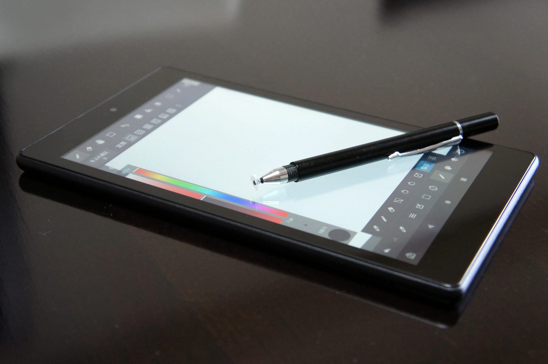 ペンとタブレットを使うデジタル制作の作業風景