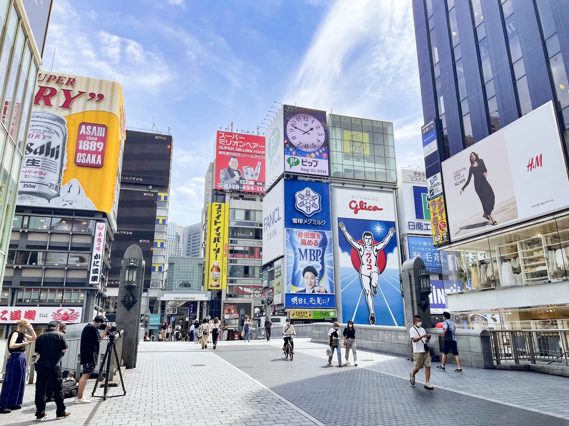 街並みの中に並ぶ店舗の看板と案内表示
