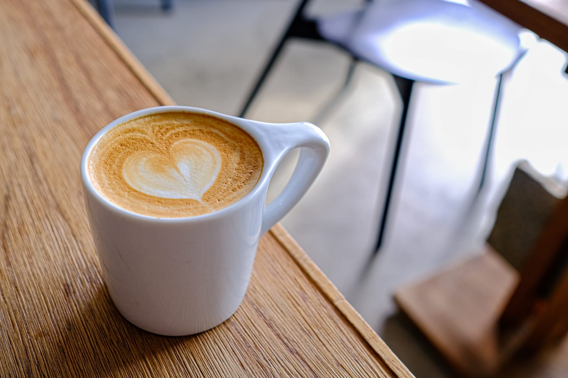 カフェのテーブルに置かれたコーヒーと眼鏡